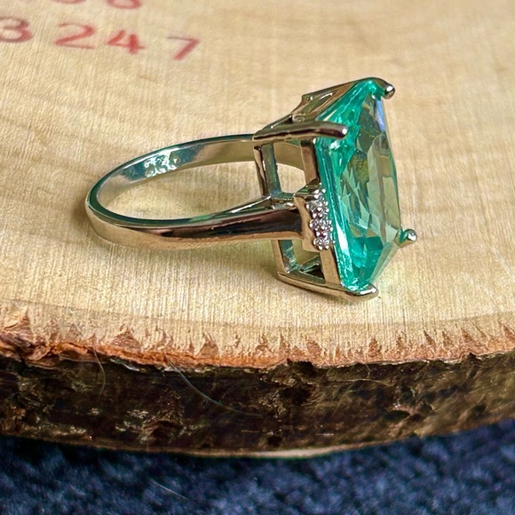 Luxury CZ Diamond Accented Large Square Gemstone Bright Shiny Ring Size 8 - Picture 5 of 5